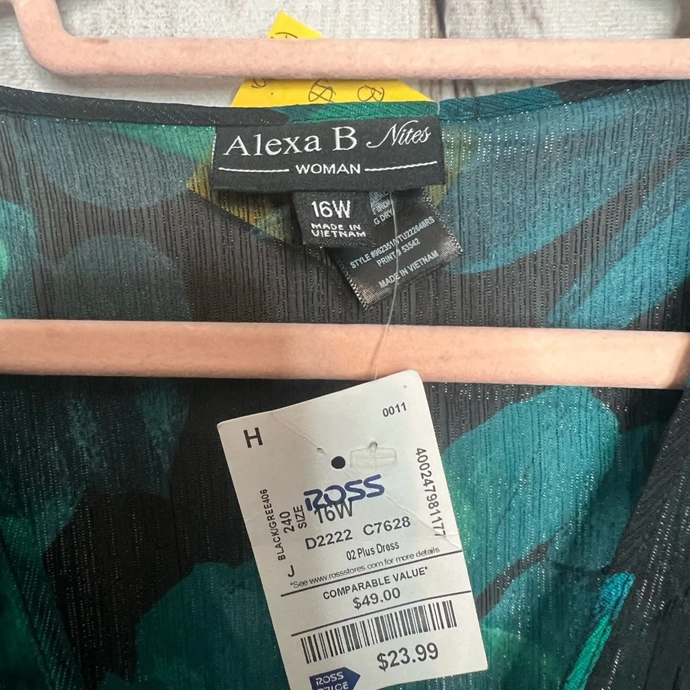 Elegant Green Floral Maxi Dress - Picture 2 of 3